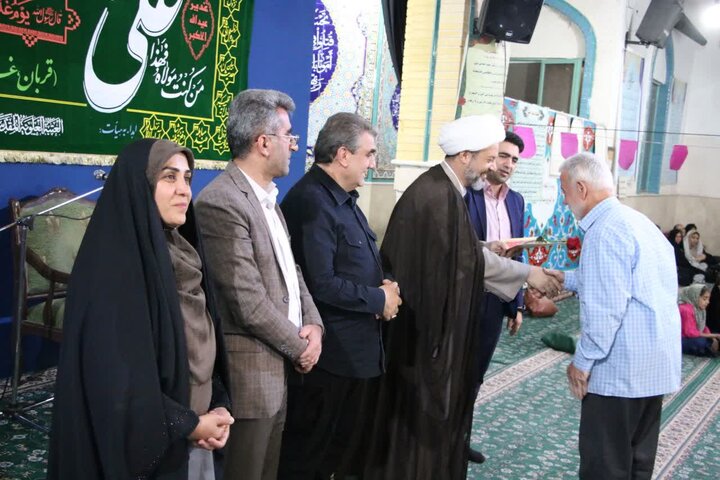 تصاویر/ آیین تجلیل از فرهنگیان و سادات نمازگزار مسجد سیدالشهدا(ع) سمنان