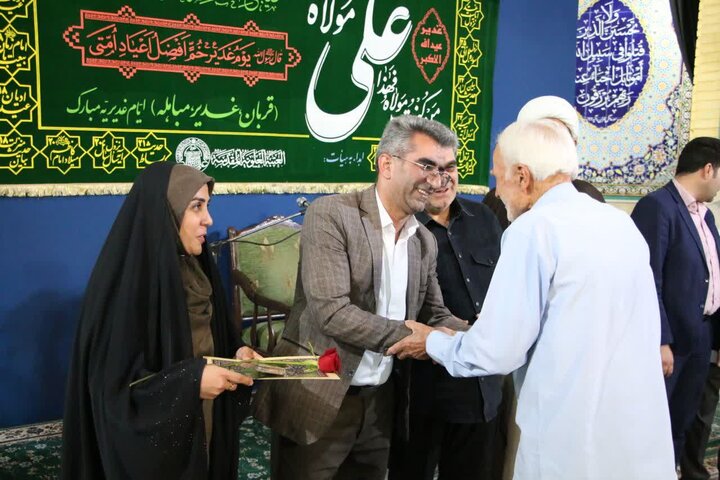 تصاویر/ آیین تجلیل از فرهنگیان و سادات نمازگزار مسجد سیدالشهدا(ع) سمنان