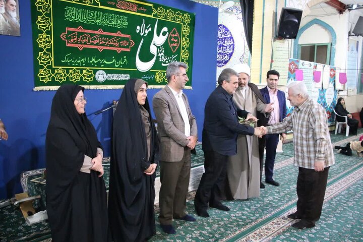 تصاویر/ آیین تجلیل از فرهنگیان و سادات نمازگزار مسجد سیدالشهدا(ع) سمنان