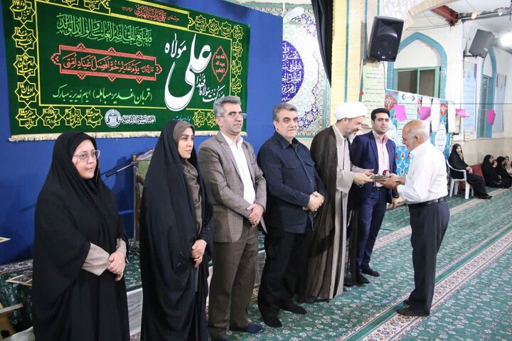 تصاویر/ آیین تجلیل از فرهنگیان و سادات نمازگزار مسجد سیدالشهدا(ع) سمنان