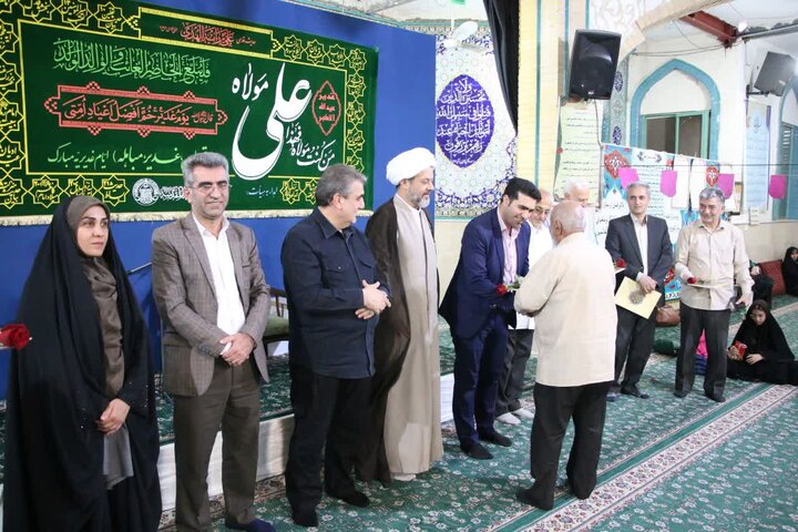 تصاویر/ آیین تجلیل از فرهنگیان و سادات نمازگزار مسجد سیدالشهدا(ع) سمنان