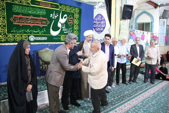 تصاویر/ آیین تجلیل از فرهنگیان و سادات نمازگزار مسجد سیدالشهدا(ع) سمنان