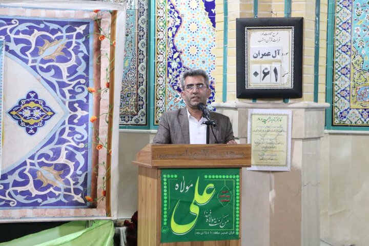 تصاویر/ آیین تجلیل از فرهنگیان و سادات نمازگزار مسجد سیدالشهدا(ع) سمنان
