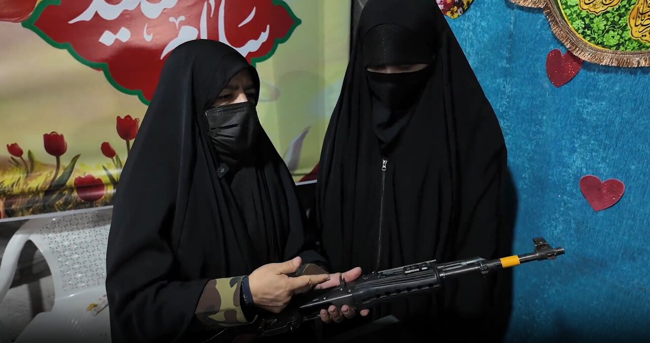فیلم | آموزش عمومی کار با اسلحه، بخشی جذاب در اجتماعات مردمی