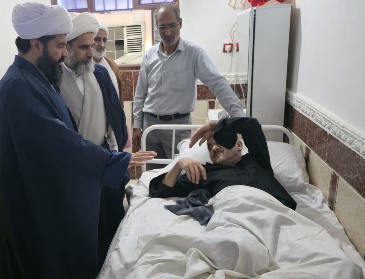 عیادت نمایندگان آیت‌الله اعرافی از جانباز جنگ رمضان در هرمزگان