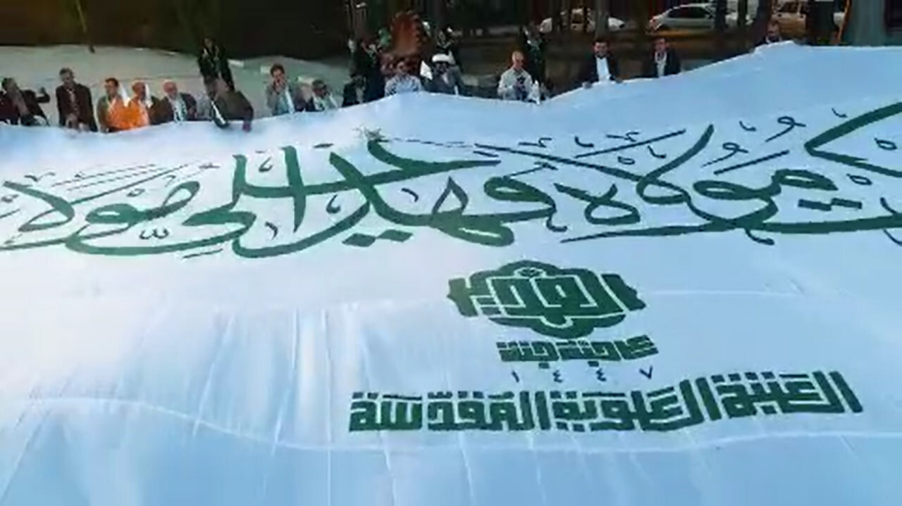 فیلم| برافراشته شدن پرچم حرم امیرالمؤمنین در ارومیه