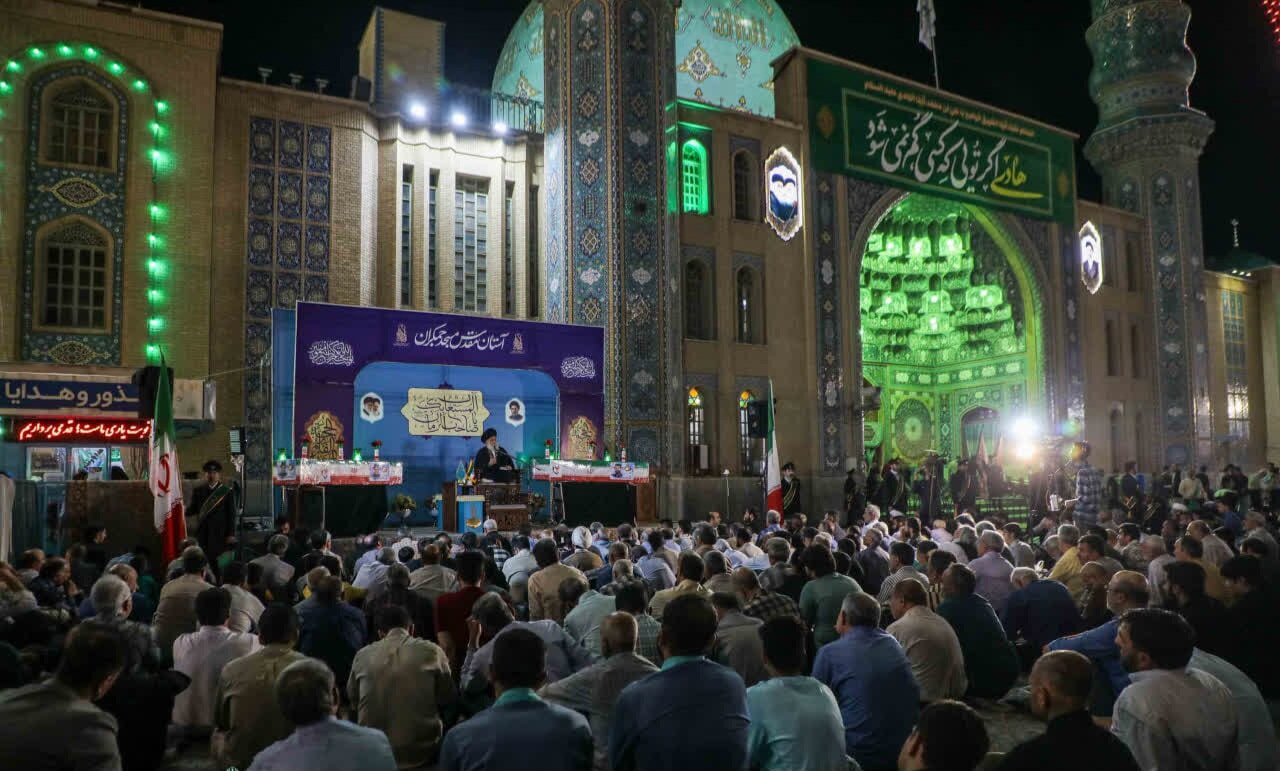 وداع عاشقانه زائران مسجد مقدس جمکران با شهدا + تصاویر