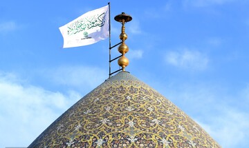 تصاویر/ آیین اهتزاز پرچم ایوان نجف اشرف بر فراز گنبد امامزاده طاهر(ع)