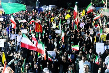 تصاویر/ حضور مردم کرمان در شب نود و پنجم از جنگ رمضان
