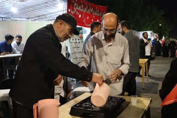 تصاویر/ استمرار فعالیت موکب فرهنگی، تبیینی مدرسه علمیه امام خمینی (ره) ارومیه در تجمعات مردمی