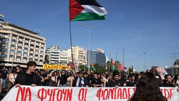 اعتراض حامیان فلسطین به کشتی حامل گردشگران اسرائیلی در یونان