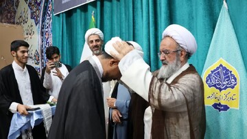 تصاویر/ آیین عمامه گذاری طلاب حوزه علمیه مرند
