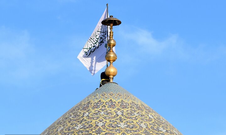 تصاویر/ آیین اهتزاز پرچم ایوان نجف اشرف بر فراز گنبد حرم امامزاده طاهر(ع)