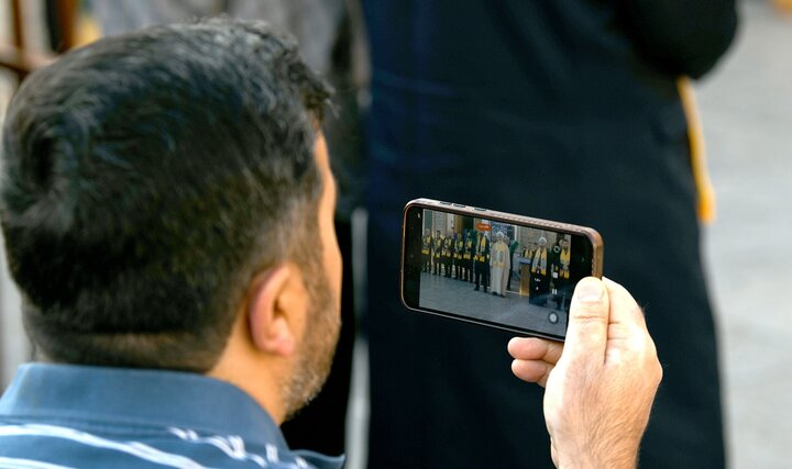 تصاویر/ آیین اهتزاز پرچم ایوان نجف اشرف بر فراز گنبد حرم امامزاده طاهر(ع)