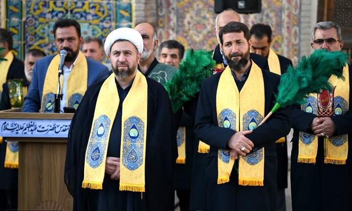تصاویر/ آیین اهتزاز پرچم ایوان نجف اشرف بر فراز گنبد حرم امامزاده طاهر(ع)