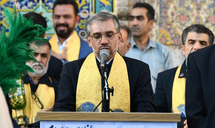 تصاویر/ آیین اهتزاز پرچم ایوان نجف اشرف بر فراز گنبد حرم امامزاده طاهر(ع)