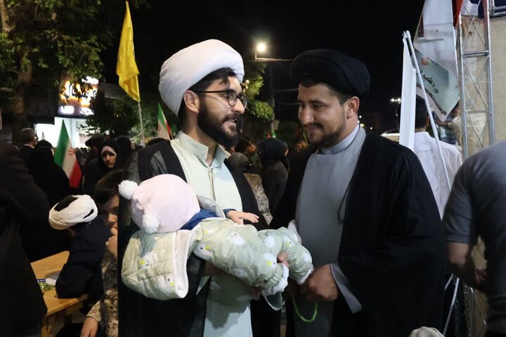 تصاویر/ استمرار فعالیت موکب فرهنگی، تبیینی مدرسه علمیه امام خمینی (ره) ارومیه در تجمعات مردمی