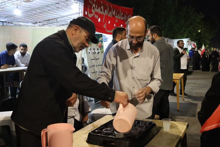 تصاویر/ استمرار فعالیت موکب فرهنگی، تبیینی مدرسه علمیه امام خمینی (ره) ارومیه در تجمعات مردمی