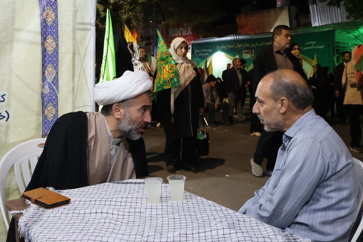 تصاویر/ استمرار فعالیت موکب فرهنگی، تبیینی مدرسه علمیه امام خمینی (ره) ارومیه در تجمعات مردمی
