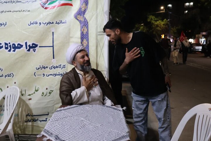 تصاویر/ استمرار فعالیت موکب فرهنگی، تبیینی مدرسه علمیه امام خمینی (ره) ارومیه در تجمعات مردمی
