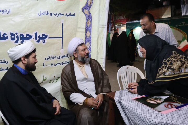 تصاویر/ استمرار فعالیت موکب فرهنگی، تبیینی مدرسه علمیه امام خمینی (ره) ارومیه در تجمعات مردمی