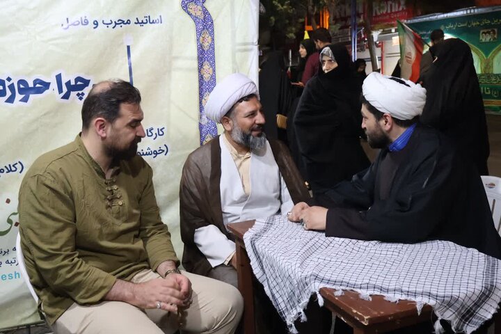 تصاویر/ استمرار فعالیت موکب فرهنگی، تبیینی مدرسه علمیه امام خمینی (ره) ارومیه در تجمعات مردمی