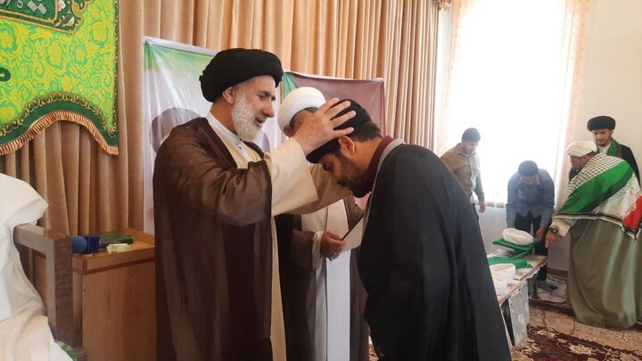 تصاویر/ آیین عمامه گذاری طلاب حوزه علمیه  چهارمحال و بختیاری