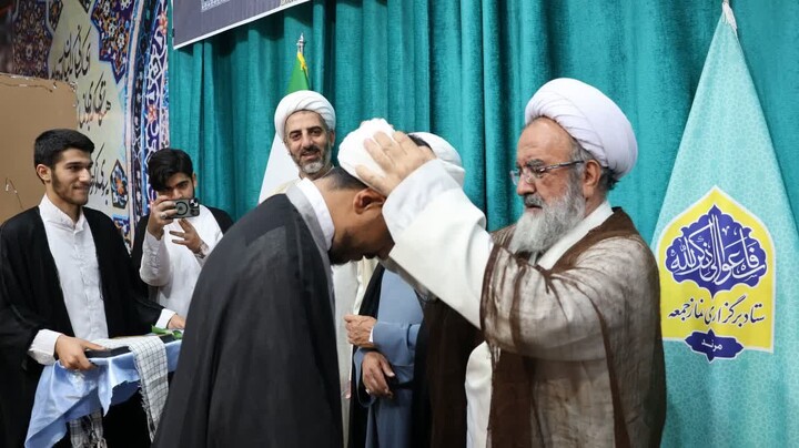 تصاویر/ آیین عمامه گذاری طلاب حوزه علمیه مرند