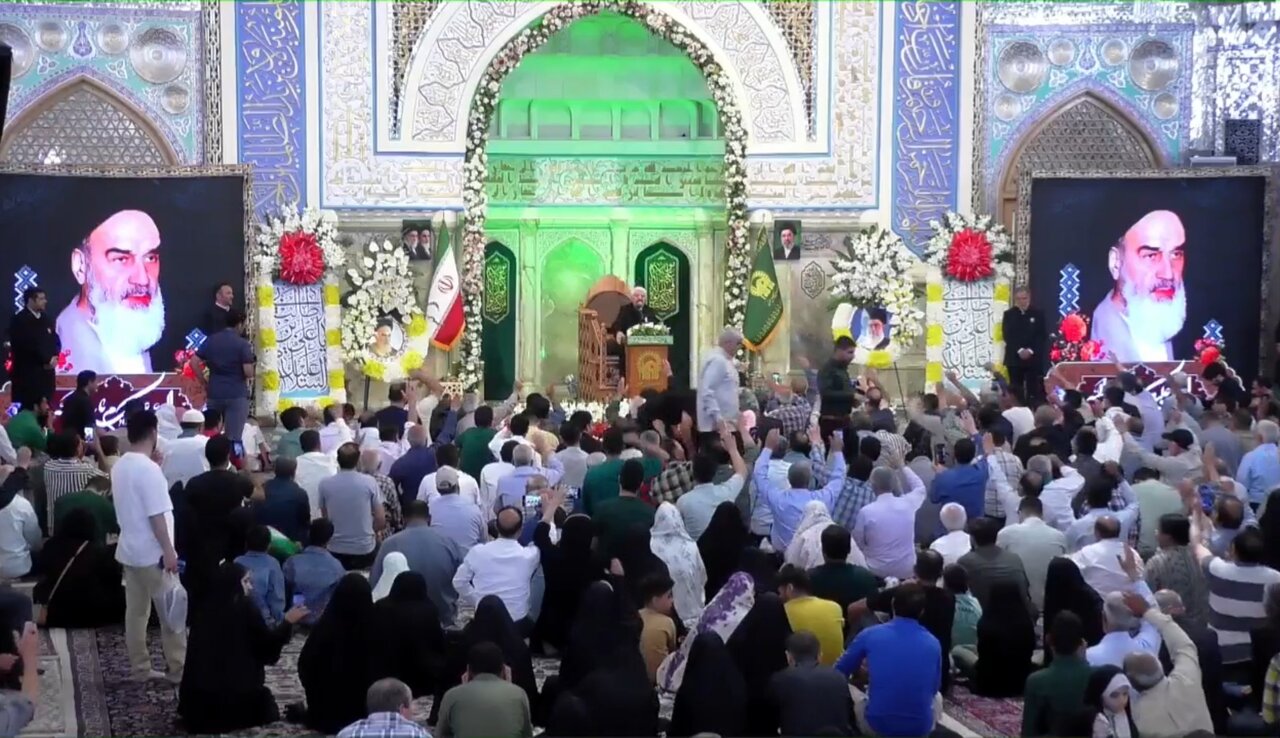 ویژه‌برنامه «میثاق با غدیر؛ میراث امام خمینی(ره)» که در رواق امام خمینی(ره) حرم مطهر رضوی و با حضور زائران و مجاوران حضرت علی بن موسی الرضا(ع)