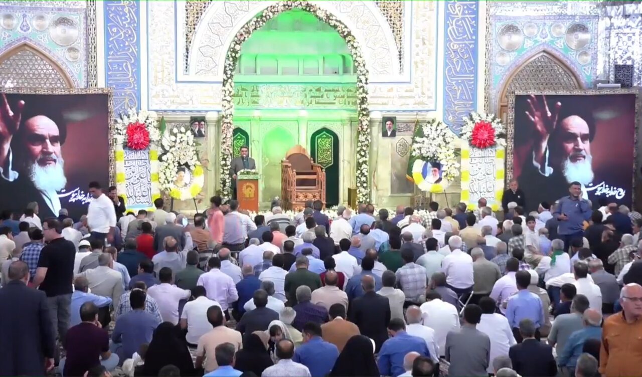 ویژه‌برنامه «میثاق با غدیر؛ میراث امام خمینی(ره)» که در رواق امام خمینی(ره) حرم مطهر رضوی و با حضور زائران و مجاوران حضرت علی بن موسی الرضا(ع)