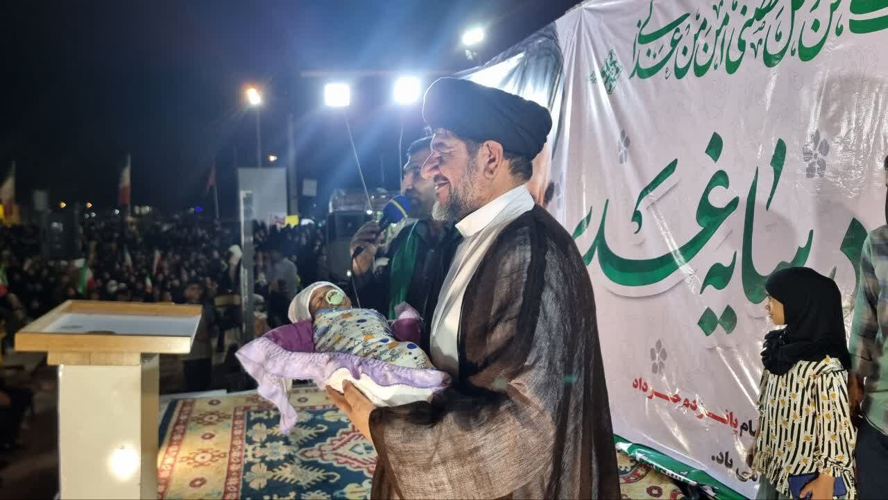اذان و اقامه امام جمعه گناوه در گوش نوزاد
