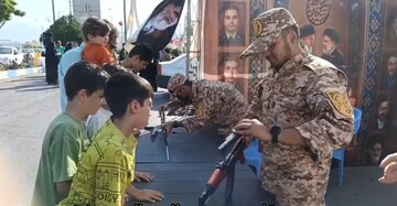 فیلم|برگزاری آموزش سلاح کلاشینکف در مهمانی چند کیلومتری عید غدیر در مهاجران