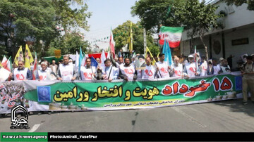 راهپیمایی یوم‌الله ۱۵ خرداد با حضور کفن‌پوشان ورامینی برگزار شد
