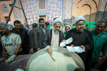 تصاویر / بازدید امام جمعه قزوین از آشپزخانه مرکزی پخت اطعام علوی