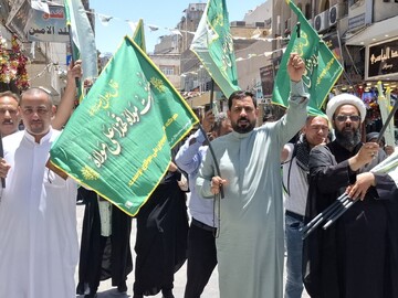 مراسم جشن غدیر کاشانی‌ها همراه با توزیع پرچم‌های غدیر در حرم‌حضرت علی(ع) برگزار شد