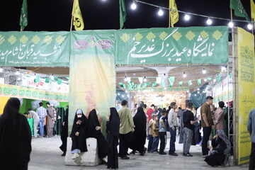 تصاویر/ استقبال زائران حرم بانوی کرامت از نمایشگاه غدیر در شب عید الله الاکبر