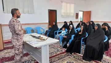 تصاویر/ کلاس آموزشی اسلحه شناسی در مدرسه‌ علمیه‌ فاطمه‌الزهرالبتول‌ کشکوئیه