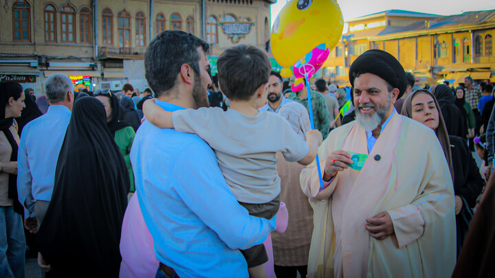 تصاویر/اهدای عیدانه طلاب سادات در میهمانی کیلومتری غدیر همدان