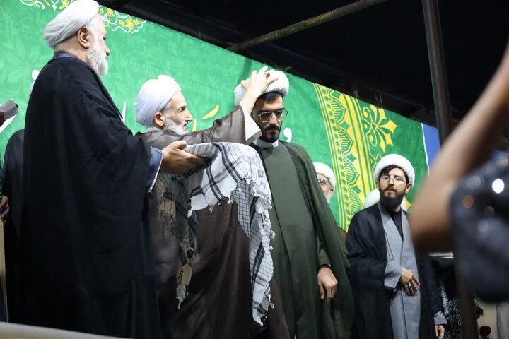 تصاویر/ آیین عمامه گذاری در میدان امام حسین (ع) شهرستان ساری