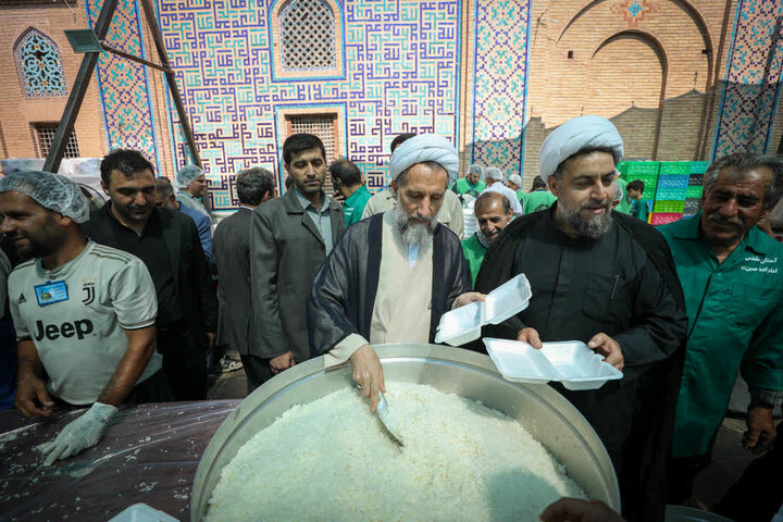 تصاویر / بازدید امام جمعه قزوین از آشپزخانه مرکزی پخت اطعام علوی