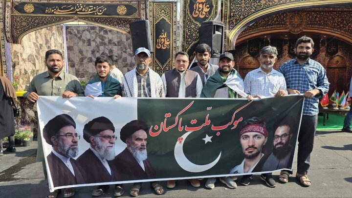 تہران میں 10 کلومیٹر طویل غدیری دسترخوان؛ پاکستانی طلاب کا موکب ملت پاکستان کے نام سے سبیل کا اہتمام