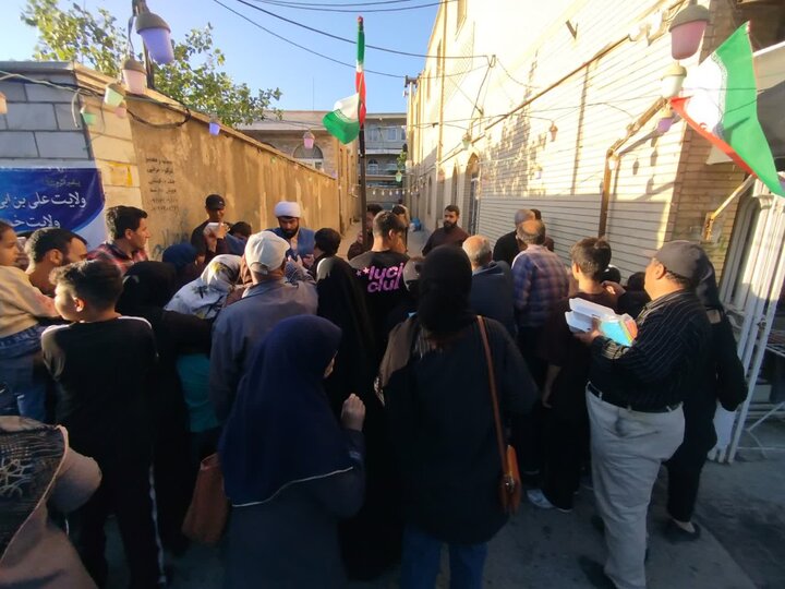 تصاویر/طبخ هزار پرس غذا توسط گروه جهادی من القلوب مدرسه علمیه امام صادق (ع) بیجار