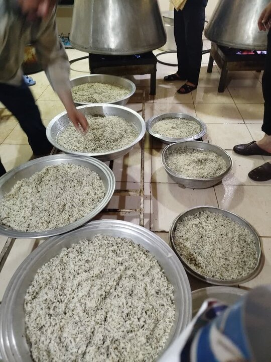 تصاویر/طبخ هزار پرس غذا توسط گروه جهادی من القلوب مدرسه علمیه امام صادق (ع) بیجار