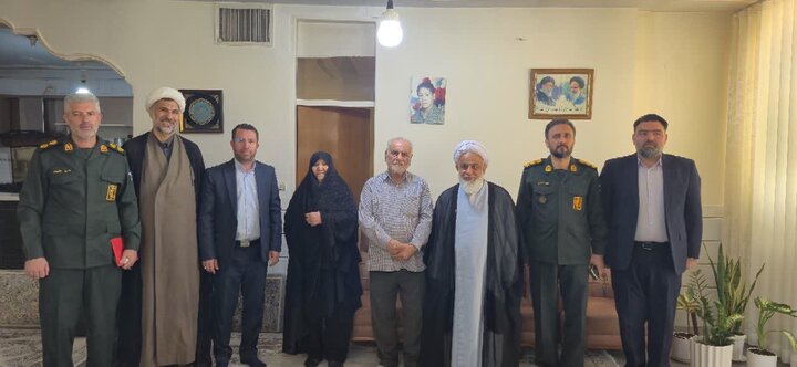 تصاویر / دیدار امام جمعه آبیک با خانواده شهدای جنگ رمضان