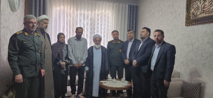 تصاویر / دیدار امام جمعه آبیک با خانواده شهدای جنگ رمضان