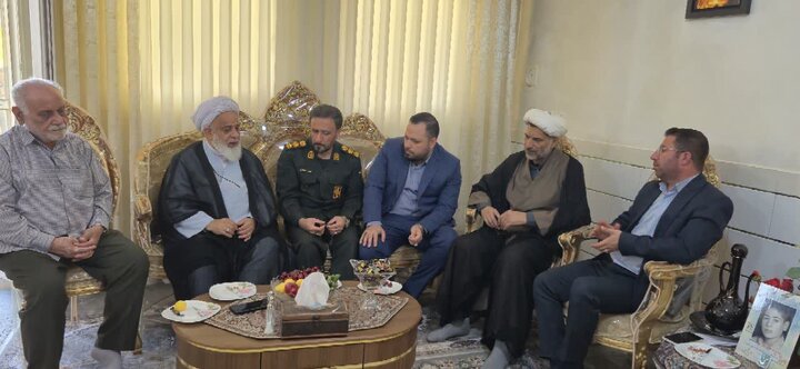 تصاویر / دیدار امام جمعه آبیک با خانواده شهدای جنگ رمضان