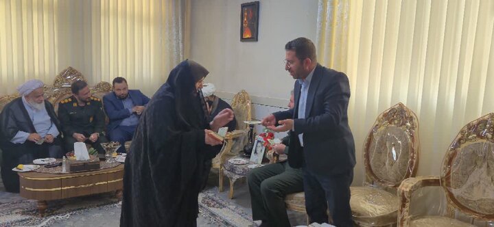 تصاویر / دیدار امام جمعه آبیک با خانواده شهدای جنگ رمضان