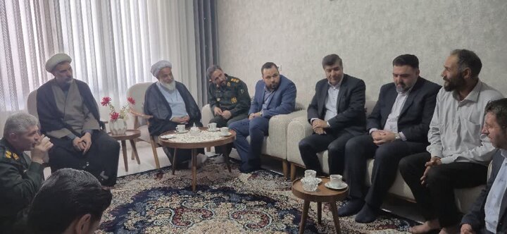 تصاویر / دیدار امام جمعه آبیک با خانواده شهدای جنگ رمضان