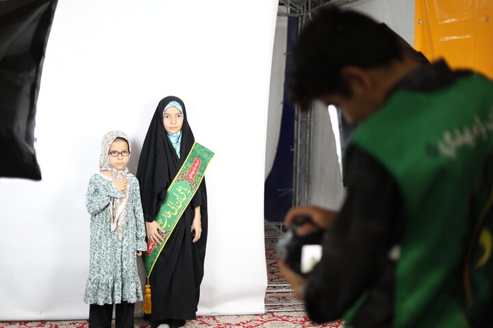 استقبال زائران حرم بانوی کرامت از نمایشگاه غدیر در شب عید الله الاکبر