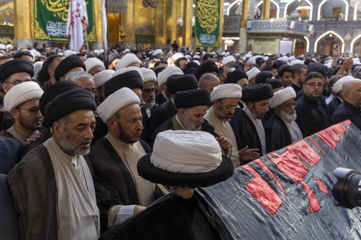 اقامه نماز بر پیکر آیت الله العظمی فیاض به امامت نماینده آیت الله العظمی سیستانی + تصاویر